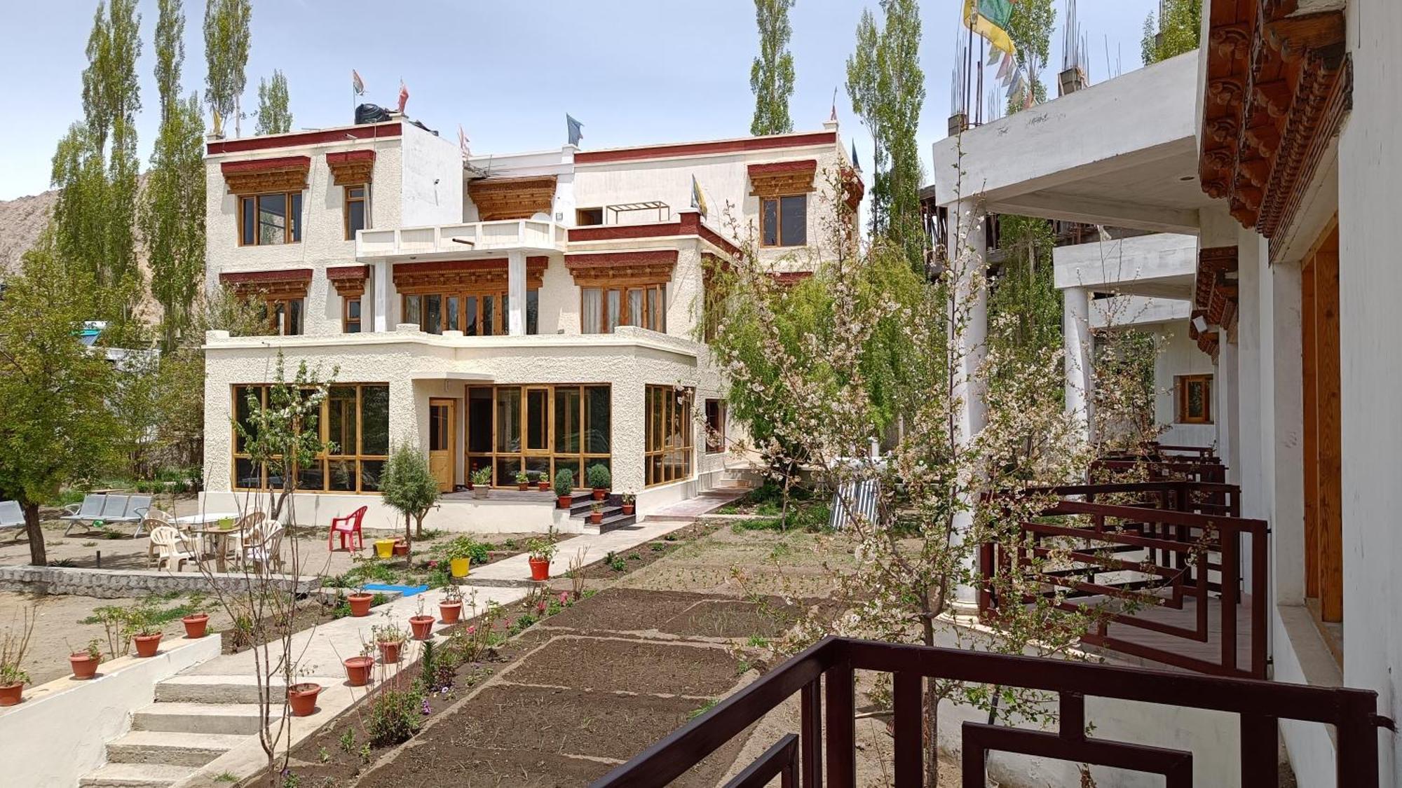 Niri-La Guest House Лех Екстер'єр фото
